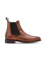 Bota Chelsea color marrón de cuero liso, con elásticos laterales negros y tirador trasero.