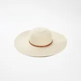 Sombrero capelina de rafia color beige con cinta marrón de cuero sintético.