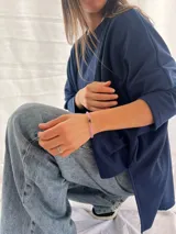 Remera blanca de corte amplio y mangas largas.