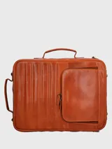 Mochila convertible para cámara fotográfica de cuero natural color marrón. Puede utilizarse como mochila y maletín. Cuenta con compartimento principal con cierre cremallera, bolsillo frontal con cierre, bolsillo trasero con cierre cremallera y fuelle para guardar una cámara fotográfica, bolsillo interior con cierre, bolsillos y compartimentos interiores para guardar accesorios, correas ajustables y removible y forro interior 100% poliéster reciclado.