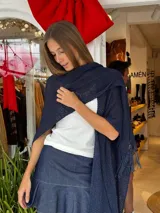 Ruana tejida a mano en color amarillo, de diseño liviano con flecos en el ruedo. Confeccionada en hilo, presenta un punto abierto y fluido.