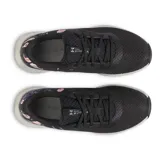 Championes de running Under Armour Charged Aurora, color negro con detalles estampados en azul y naranja, suela blanca y cordones moteados.