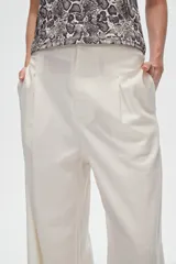 Pantalón de lino y viscosa color blanco, de corte ancho y tiro alto, con pinzas en la cintura.