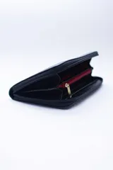 Billetera marrón con estampado de piel de serpiente, cierre perimetral, múltiples ranuras para tarjetas, documentos y billetes, y bolsillo interior con cierre para monedas.