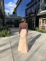 Falda midi celeste con volados en la parte superior y falda de corte sirena.