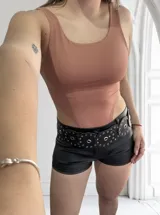 Body rosado de breteles con escote cuadrado y corte cavado en la cadera.