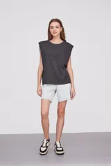 Remera sin mangas color gris oscuro con cuello redondo y corte holgado.