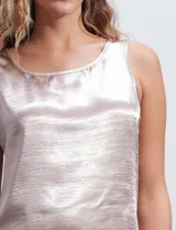 Blusa sin mangas de satén color gris, con escote redondo.