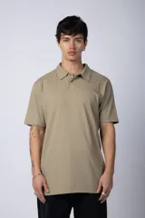 Chomba color arena de algodón liso, con cuello clásico y tapeta de dos botones.