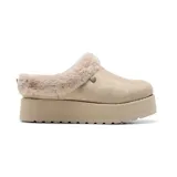 Zueco beige con plataforma, capellada de microfibra con apariencia de gamuza, cuello y forro de piel sintética, plantilla acolchada Skechers Memory Foam y suela de tracción flexible.
