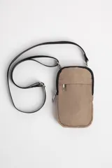 Bandolera negra con espacio para celular, diseño minimalista, ajuste en la correa.