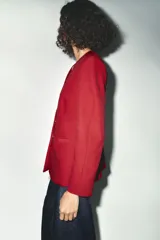Blazer rojo de escote pico y manga larga. Bolsillos de vivo en delantero. Cierre frontal con botones a presión.