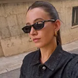 Lentes de sol rectangulares negros con lentes polarizadas negras.