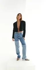 Jean de corte recto en dos tonos de denim, con detalle de costuras visibles y diseño moderno.
