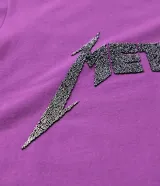 Remera alargada de media malla de algodón sostenible, color violeta, con cuello redondo, mangas cortas y estampa del logo de la banda Metallica.