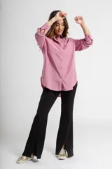 Camisa rosa de corte clásico, con botones frontales y puños ajustables.