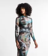 Vestido midi de tul con estampado abstracto en tonos marrones, azules y verdes. Tiene cuello alto, mangas largas y forro.
