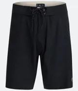 Bermuda de hombre color negro, confeccionada en microfibra, con cintura fija ajustable con cordón, bolsillos delanteros y traseros, y detalle de parche con logo en el ruedo.
