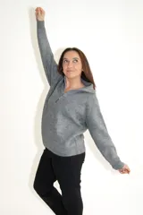 Sweater gris de punto con cierre corto y corte oversize.