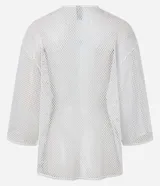 Kimono blanco de punto con sisa desplazada y mangas cortas.