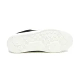 Zapatillas Caterpillar Pause Retro T-Toe de cuero gamuzado negro con detalles dorados y suela blanca.