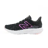 Championes New Balance de running para dama, color negro con detalles en fucsia y logo "N" en el lateral.