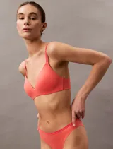 Conjunto de ropa interior color salmón, compuesto por un corpiño sin aro de microfibra suave con breteles finos regulables y una bombacha tipo tanga.