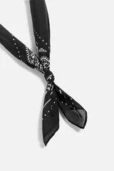 Pañuelo bandana de algodón color crudo con estampado de cachemira en negro.