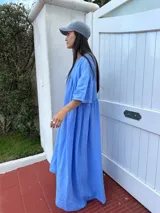 Vestido largo rojo de lino, con escote en V y corte en forma de U debajo del busto. De corte amplio y mangas cortas.