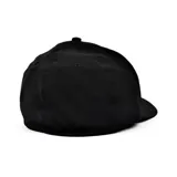 Gorra negra con visera curva y parche rectangular con el logo de Captain Fin en color naranja y blanco.