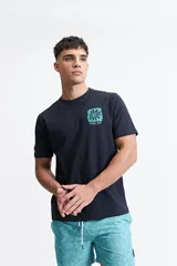 Remera azul marino de manga corta con estampado en el pecho.