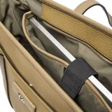 Cartera grande tipo tote bag color verde, confeccionada en PU (símil cuero) con herrajes color níquel. Presenta asas largas fijas y cierre superior metálico. Incluye bolsillo interno con cierre y bolsillo interno pequeño.