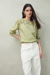 Pantalón blanco de algodón con corte recto y bolsillos delanteros grandes.