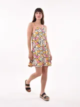 Vestido de tirantes con estampado floral en tonos rosa, amarillo y naranja.