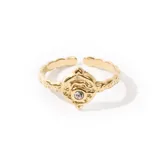 Anillo dorado con diseño texturizado y detalle de piedra central.