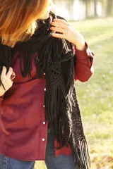 Bufanda triangular tejida 100% en lana merino color negro, ideal para usar como bufanda o chal.