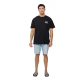 Remera negra de manga corta con logo de la marca Rusty estampado en el pecho. Corte clásico.
