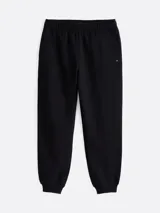 Joggers negros de felpa de mezcla de algodón con pierna cónica, cintura elástica con cordón, dos bolsillos laterales ribeteados y logo de Tommy Hilfiger bordado en el muslo.
