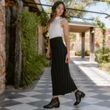 Botines de cuero vacuno color blanco con diseño bordado, taco de madera foliado en cuero de 5cm, cierre del lado interior y horma de punta fina.