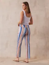 Pantalón de gabardina elastizada con estampado floral multicolor, pretina ancha elastizada y corte recto.