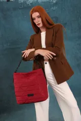 Cartera capitoneada color negro, con diseño geométrico y asa resistente. Amplia y cómoda, ideal para el uso diario.