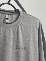 Remera gris de algodón, corte oversize, con estampado en la espalda con la frase "CONSTANT GROWTH" y la leyenda "Limited Edition - Only 10 Units".