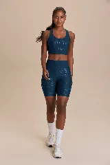 Calza corta de lycra azul con estampado de letras.