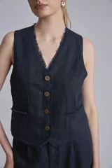 Chaleco azul marino de lino con botones de madera y terminaciones desflecadas.