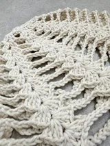 Casquete de crochet color rojo, con diseño de malla y confeccionado en hilo de algodón.