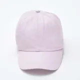 Gorra de béisbol color lila, de tela lisa.
