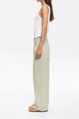 Pantalón vaquero blanco de corte wide leg, tiro medio y cinco bolsillos. Confeccionado con al menos un 20% de fibras recicladas.