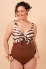 Malla entera marrón con estampado de rayas horizontales blancas y nudo en el escote.