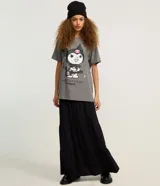 Remera gris de algodón con estampa de Kuromi tocando la guitarra.