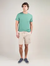 Bermuda color beige, corte regular fit, con cierre elástico y cordones en la cintura. Cuenta con bolsillos cargo laterales y detalles en los bolsillos.